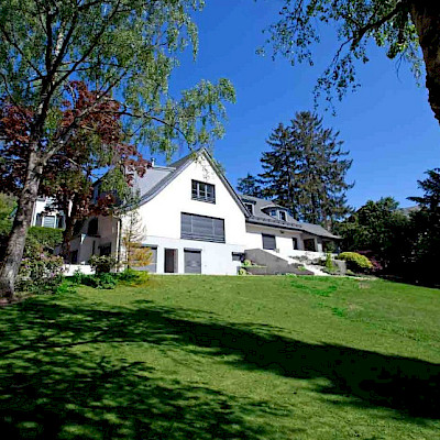 KRONBERG: Exclusive Unternehmervilla direkt am Golfplatz!