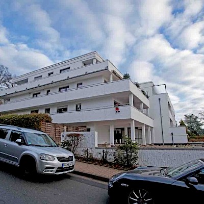 KRONBERG/TS.: 5-Zimmer-Penthouse mit großer Dachterrasse in Bestlage am Waldrand