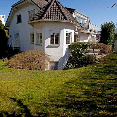 OBERURSEL/Ts. Große 4-Z-ETW im EG eines 2-FH. Riesiger Gartenanteil!