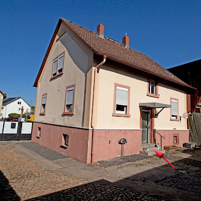 BAD HOMBURG- Ober-Erlenbach: Ehemaliges Bauernhaus mit großen Scheunen, im Ortszentrum!